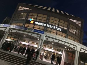 Eingangshalle der Messe Frankfurt zur Light&Building 2018