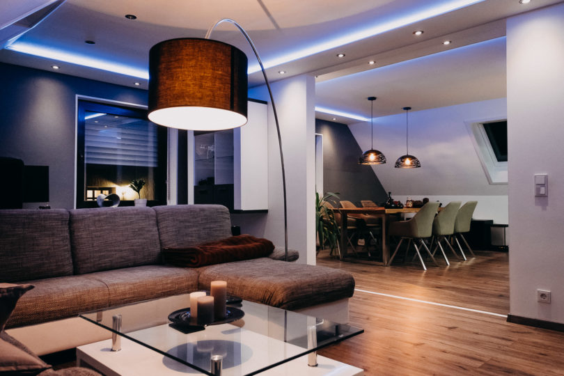 Wohnzimmer, Esszimmer und Küche mit indirekter RGBW-LED-Beleuchtung